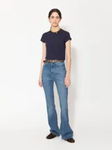 Jeans semi-oxford de tiro medio-alto en denim sin lycra, color azul medio con tono verdoso.