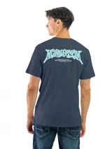 Remera celeste con estampado circular en el pecho, con texto en verde y negro.