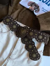 Cinto marrón con apliques metálicos dorados en forma de estrellas y corazones.