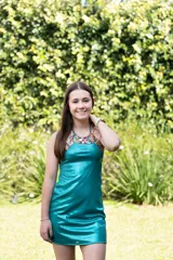 Vestido corto turquesa con escote halter y espalda descubierta. El cuello es alto y las tiras se atan en la nuca.