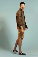 Bermuda color beige de corte recto.