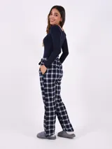 Remera básica de manga larga, color azul marino, con escote redondo y calce ajustado al cuerpo.