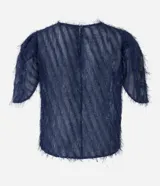 Blusa de chiffon color celeste, con cuello redondo, mangas cortas con fruncidos en los hombros y textura con felpas.