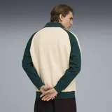 Campera deportiva Puma T7 Relaxed Wing Collar, color arena con detalles en verde oscuro. Presenta cierre frontal, cuello clásico, mangas raglán y logo bordado en el pecho.