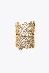 Brazalete rígido dorado con diseño calado que simula la estructura de un coral.
