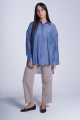 Camisa manga 3/4 color lila con textura arrugada, cuello clásico y dos bolsillos frontales.