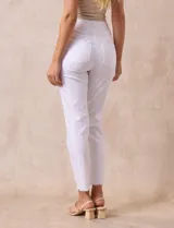 Jegging blanco de tencel con pretina ancha elastizada, bolsillos delanteros simulados, bolsillos traseros aplicados y terminación desflecada en el ruedo.