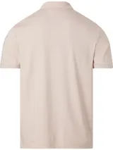 Chomba color rosa claro de algodón orgánico, corte slim, cuello clásico con dos botones, mangas cortas con puños de punto, aberturas laterales y logo bordado en el pecho.