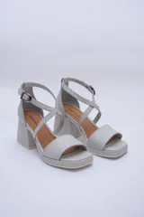 Sandalias de cuero color cobre con plataforma y taco cuadrado. Tiras cruzadas sobre el empeine y pulsera con hebilla al tobillo.