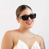 Lentes de sol rectangulares color verde pastel con lentes oscuros y filtro UV400.