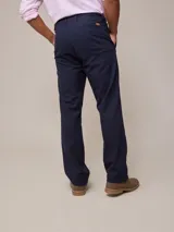 Pantalón chino azul marino de algodón y lino, con corte recto y bolsillos laterales.