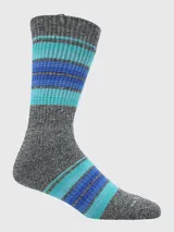 Calcetín de tejido grueso, largo medio, color gris jaspeado con franjas horizontales en tonos de azul y turquesa en la caña y el empeine.