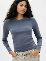 Camiseta azul de manga larga con cuello redondo y corte ajustado.