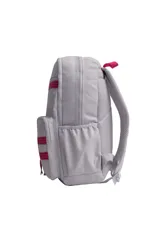 Mochila de color gris claro con detalles en rosa fucsia. Presenta un diseño con dos bolsillos frontales con cierre y tiras decorativas con el texto "TRENDY LIVE NOW". El cuerpo principal tiene un estampado en relieve de las letras "TR" o similar.