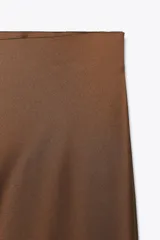 Falda midi negra de satén con cintura elástica.
