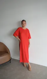 Vestido largo de viscosa color negro con estampado de lunares blancos, escote redondo y mangas cortas.