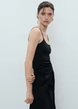 Top negro ajustado al cuerpo con tirantes finos y escote cuadrado.