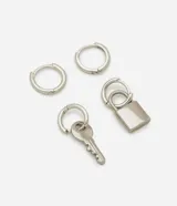 Set de aros plateados que incluye dos pares: un par de aros tipo argolla y un par de aros tipo argolla con dije de candado y dije de llave.