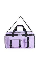 Bolso deportivo tipo duffel bag color negro, con múltiples bolsillos frontales con cierres y hebillas. Presenta detalles de tiras con texto en blanco que dicen "TRENDY" y "TRDY". Incluye asas de mano y correa ajustable para llevar al hombro.