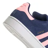 Championes Adidas Campus 00S W de gamuza azul con detalles en rosa, las tres tiras clásicas de Adidas en los laterales y suela blanca.