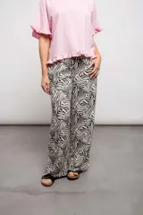 Pantalón de rayón con estampado animal print, corte suelto y tiro alto.