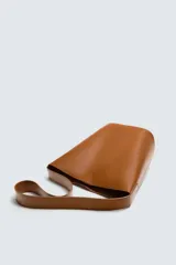 Bolso tipo shopper negro fabricado en piel, con asa de hombro y cierre magnético.