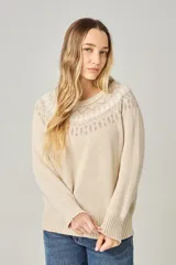 Sweater tejido color verde agua con cuello redondo y diseño de ochos con detalles rosados en la parte superior.