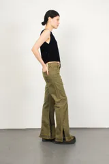 Pantalón jean negro de corte acampanado con abertura en los laterales.