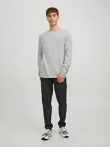 Sweater de punto gris claro jaspeado, de manga larga y cuello redondo.