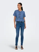 Camisa de denim celeste con lazo. Diseño de cuello camisero, mangas cortas tipo box y calce regular. Incluye detalle de lazo y recorte en la cintura.