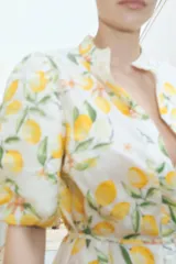 Vestido largo de algodón con estampado de limones, cuello mao, mangas globo cortas, cinturón fino extraíble y falda acampanada con fruncido escalonado.