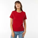Camiseta de manga corta color rojo, de corte recto y cuello redondo.