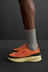 Zapatilla deportiva para correr Zara Athleticz, color naranja, con parte superior tipo calcetín fabricada en tejido transpirable, tirador trasero y suela con tecnología Spume Foam V2.