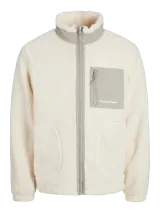Campera de teddy color blanco hueso, de manga larga y cuello alto. Tiene cierre con cremallera, bolsillos frontales y un bolsillo gris en el pecho con cierre.