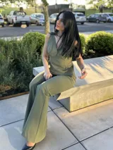 Musculosa color amarillo manteca con escote en V y corte ajustado.