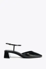 Zapato de tacón ancho color negro con efecto charol, destalonado y con pulsera al tobillo con cierre de hebilla.