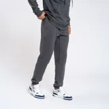 Pantalón de jogging gris con cierres laterales y trasero, y logo de la marca Umbro en la pierna izquierda.