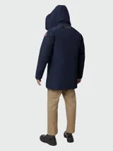 Campera de poliéster con capucha, color azul, diseño abrigado y cierre frontal.