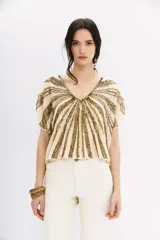 Blusa color crema con mangas cortas y bordado con lentejuelas, mostacillas y canutillos dorados.