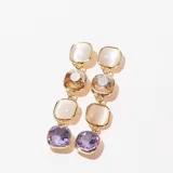 Aros colgantes con forma de lágrima, con engarce dorado y cuatro piedras cuadradas de distintos colores: blanco opalescente, marrón traslúcido, blanco opalescente y lila.