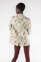 Blazer de corte clásico con estampado floral multicolor, solapas de muesca y cierre frontal con dos botones. Tiene bolsillos de ribete y forro interior.