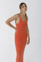 Vestido midi tejido color naranja con breteles finos.