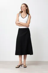 Falda midi cruzada color negro, confeccionada en lino.