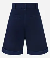 Bermuda de jean azul oscuro, con cintura alta, trabillas, bolsillos delanteros y traseros, y ruedo doblado.