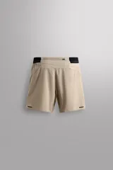 Shorts deportivos marrones de tejido técnico ligero y elástico con diferentes estructuras. Tiene forro interior, cintura elástica ajustable con cordón, bolsillos frontales, bolsillo trasero con cierre, aberturas laterales y logo estampado en la pierna.