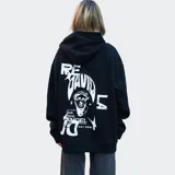 Canguro negro con capucha y cordones ajustables, bolsillo tipo canguro y logo 'Relajo' estampado en el pecho.