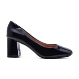 Zapato de vestir de charol negro con punta cuadrada y tacón bloque.