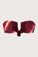 Top bandeau de traje de baño con estampado abstracto en tonos borgoña, rojo y blanco.