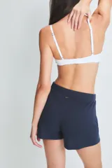 Short azul de morley pesado con cintura elastizada y cartera falsa con botones.