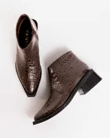 Botas cortas de cuero color marrón con cierre lateral, taco de madera de 5cm y suela de caucho.